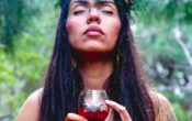 Entregar o sangue à terra é um poderoso ritual ancestral de cura e reconexão feminina.