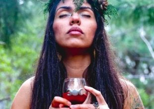 Entregar o sangue à terra é um poderoso ritual ancestral de cura e reconexão feminina.